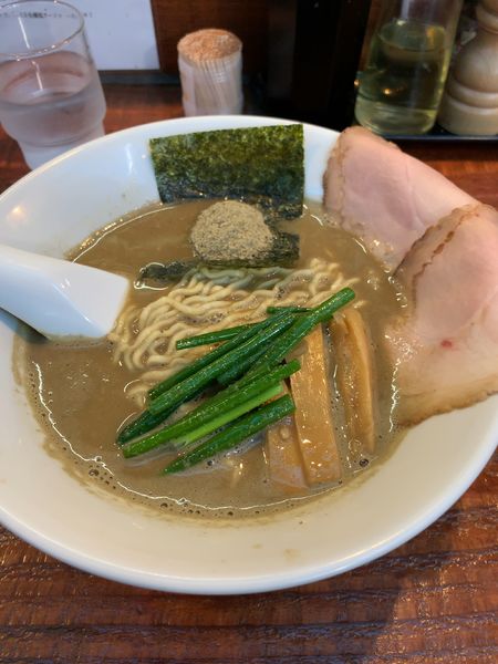 「煮干豚らーめん（780円）」@らーめん くぼ鷹の写真