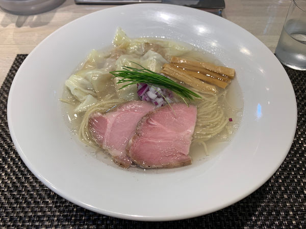 「宍道湖しじみ中華蕎麦〈塩〉850円＋肉ワンタン200円」@宍道湖しじみ中華蕎麦 琥珀 東京本店の写真