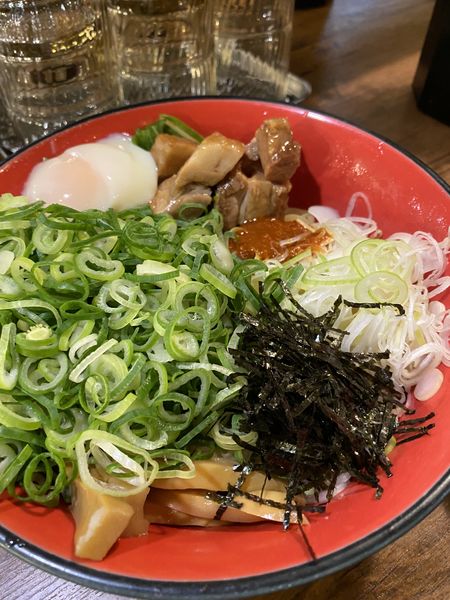 「辛い油そば　青ネギ追加」@情熱のすためし どんどん 大宮東口店の写真