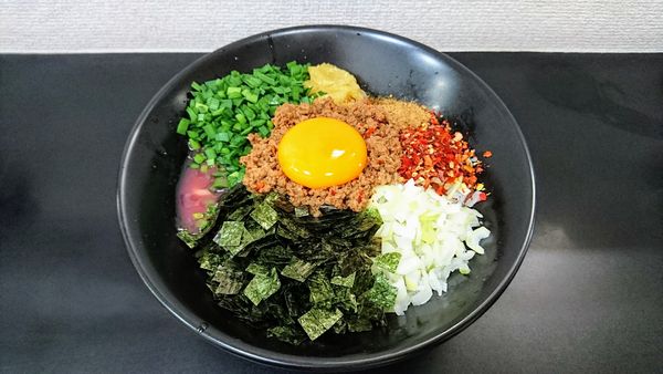 「【限定】台湾まぜそば(追い飯付)＋蒸し鶏(小)」@自家製麺SHINの写真