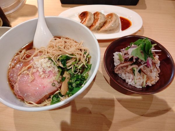 「焼豚そば(並)1,100円＋ミニ鴨飯330円＋焼餃子395円」@支那そば まるこうの写真