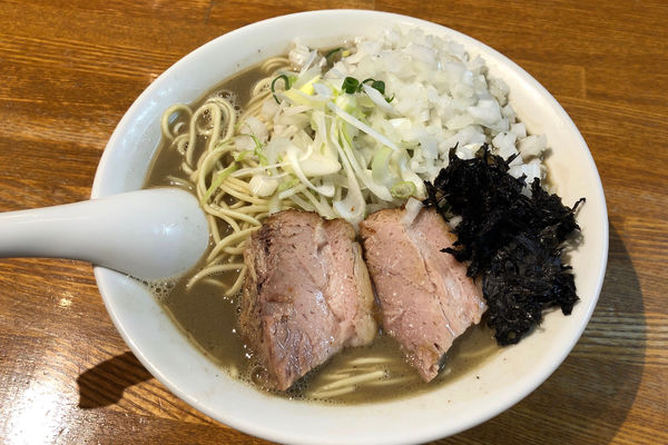 「濃厚煮干しラーメン(大)780円+玉ねぎ70円」@中村屋総本山の写真