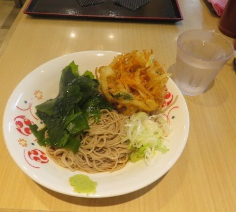 「かき揚げそば　440円　ワカメ　60円」@いろり庵きらく 東戸塚店の写真