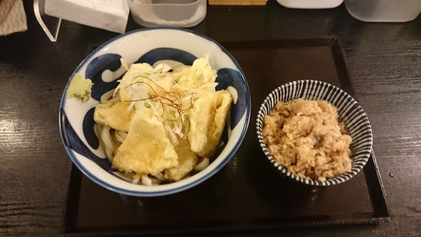 「とり天うどん（780円）＋炊き込みご飯（0円）」@すだち屋の写真