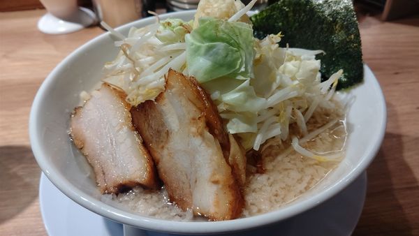 「二郎系ラーメン塩(並)800円トッピング野菜120円」@麺屋 しずる 幸田店の写真