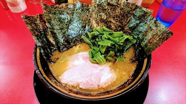 「ラーメン(麺硬め・味濃いめ)＋海苔」@家系ラーメン とらきち家の写真