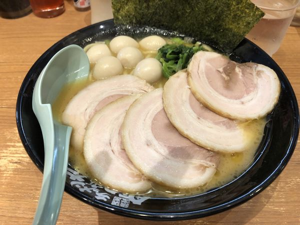 「チャーシュー麺大 固め濃いめうずら」@代々木商店の写真