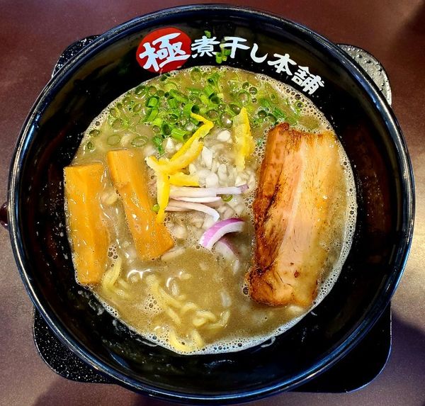 「煮干し豚骨ラーメン」@極煮干し本舗 フォレストモール甲斐竜王店の写真