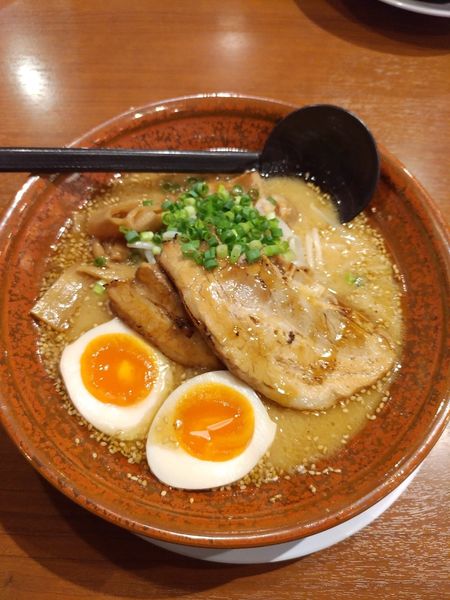 「麦味噌炙りﾗｰﾒﾝ+炙りﾁｬｰｼｭｰ2枚」@麺や あすなろ 古河店の写真