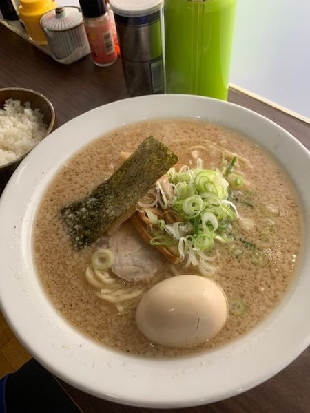 「とんこつ醤油らあめん 700円　サービスライス付き」@麺屋 悠信の写真
