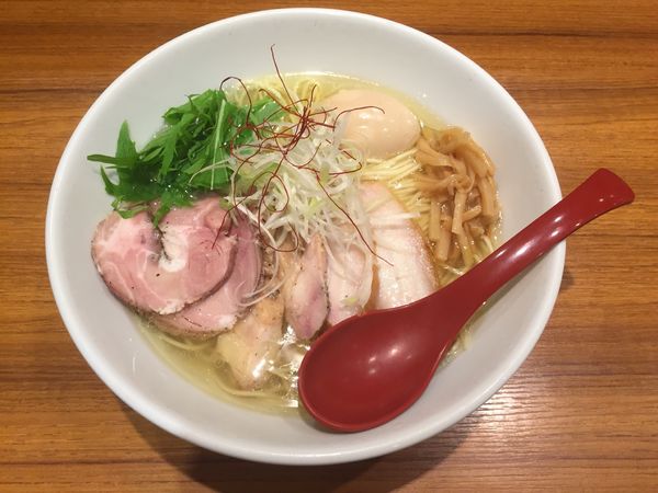 「香彩鶏だしチャーシュー塩らーめん（中盛）＋味玉」@麺屋 翔 御徒町店の写真