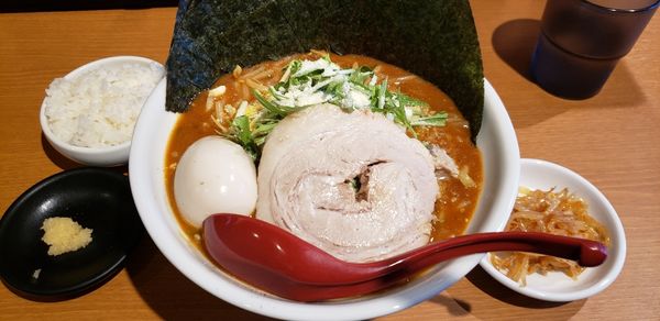 「特製トマト味噌らーめん　ニンニク少し半ライス」@らーめん蓮 三軒茶屋店の写真