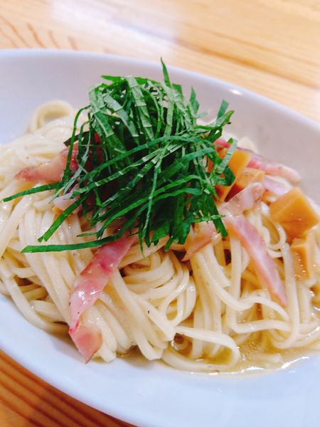 「酒盗まぜそば＋(梅)かけそば白醤油」@自家製麺 くろ松の写真