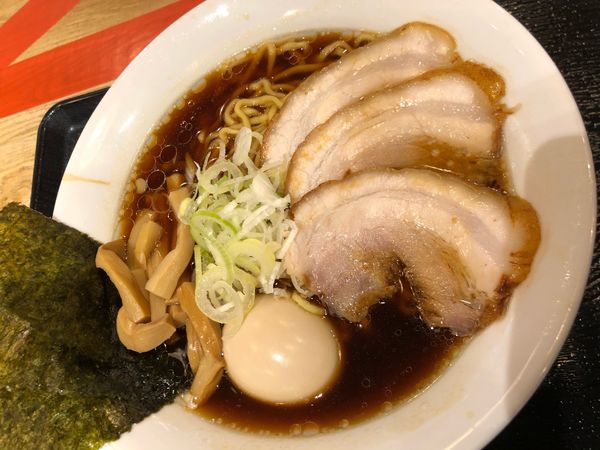 「特製醤油らーめん」@濃厚味噌らーめん 玉 川崎ルフロン店の写真