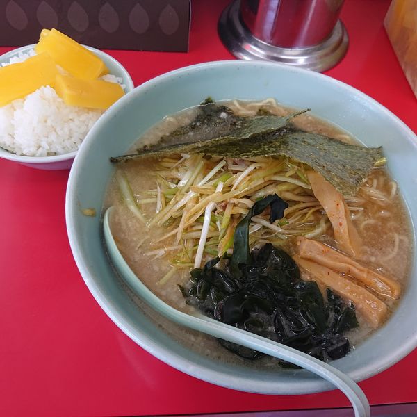 「ネギラーメン790円(硬め)、ライス140円」@ラーメンショップ 卒島店の写真