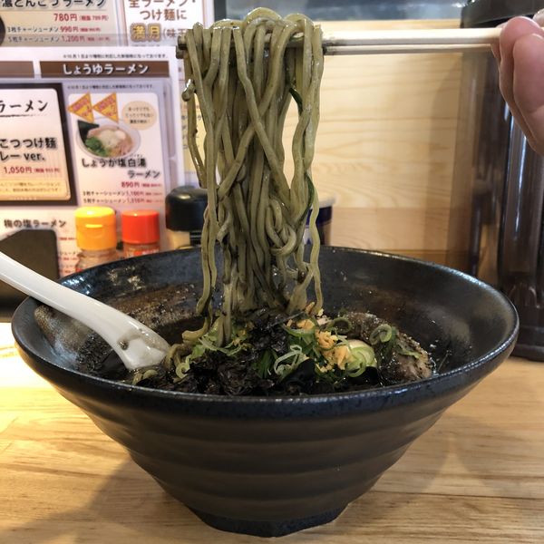 「黒中とんラーメン」@らーめん 月の兎影の写真