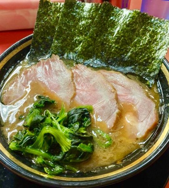 「チャーシューメン(820円)＋半ライス(100円)」@家系ラーメン とらきち家の写真