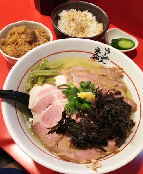 「柚子塩ラーメン＋チャーシュー５枚＋鶏油ごはん＋炊き込みご飯」@らーめん えんやの写真
