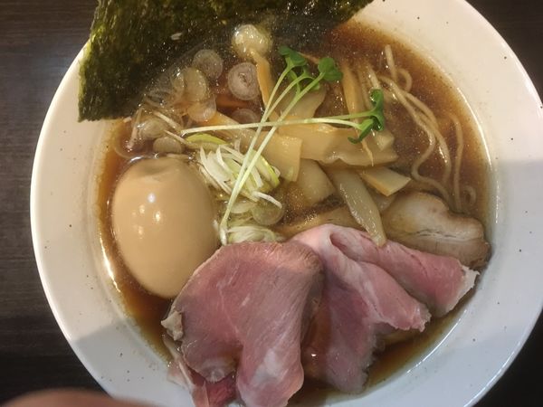 「魚介醤油ラーメン味玉 890円（レアチャーシュー+110円）」@拉麺 ほそやの写真