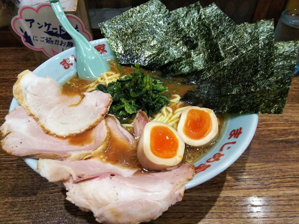 「ぜいたくラーメン　※麺：かため＆味：濃い」@豚骨醤油ラーメン まじめ家の写真