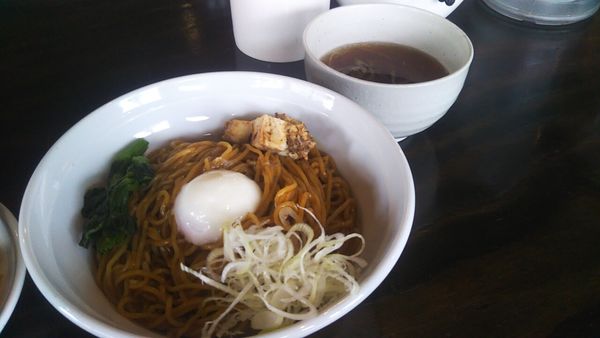 「油そば+半チャーハン（黒）」@半チャンラーメン たまぞう 下柚木店の写真