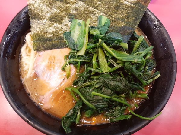 「中盛ラーメン＋生ほうれん草」@家系総本山 ラーメン吉村家の写真