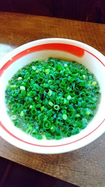 「定番ネギラーメン（880円）+ｻｰﾋﾞｽﾗｲｽ」@和歌山ラーメン まる岡の写真