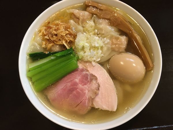 「ワンタン塩らぁ麺＋ワンタン4つトッピング＋味玉」@らぁ麺 すぎ本の写真
