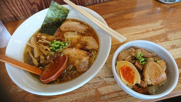 「醤油バラ肉チャーシュー麺+チャーシュー丼(300円)」@麺や 八雲の写真