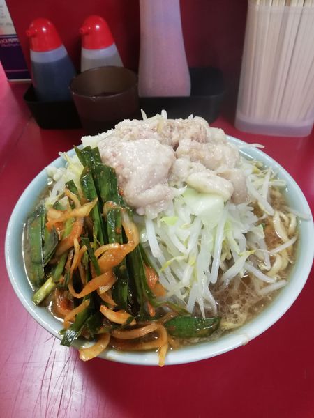 「小豚＋ピリ辛ニラダレ　930円」@ラーメン二郎 中山駅前店の写真