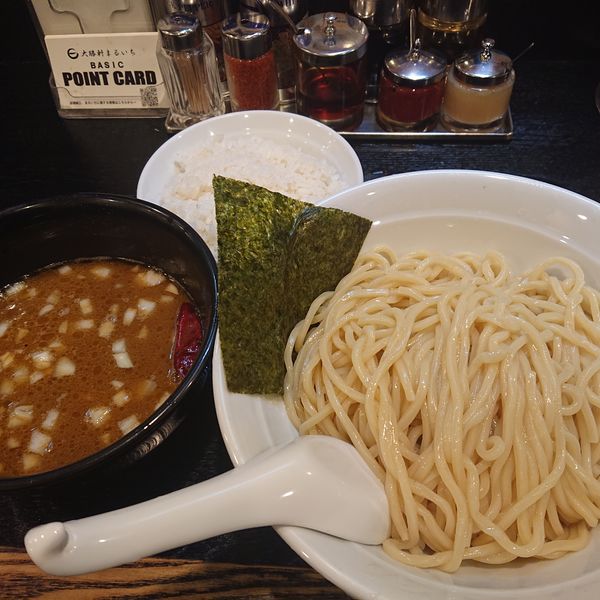 「カレーつけ麺900円、ライス100円、餃子150円他」@大勝軒 まるいち 新宿東南口店の写真