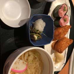 うどん　稲荷セット