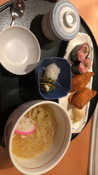 「うどん　稲荷セット」@源氏家族 上小塙店の写真