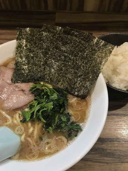 「ラーメン、並盛、サービスライス」@横浜家系らーめん 五丁目ハウスの写真