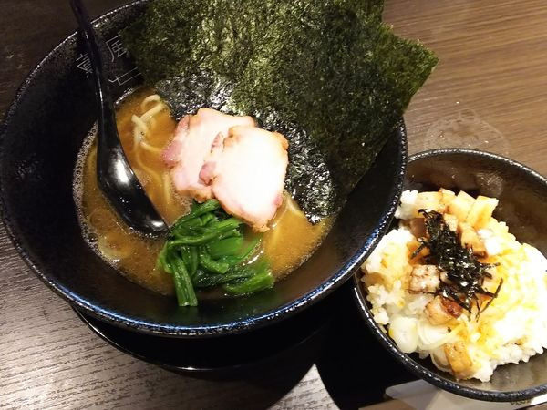「家系ラーメン（並）＋半チャーシュー丼　500＋150円」@横浜家系 薫風家の写真