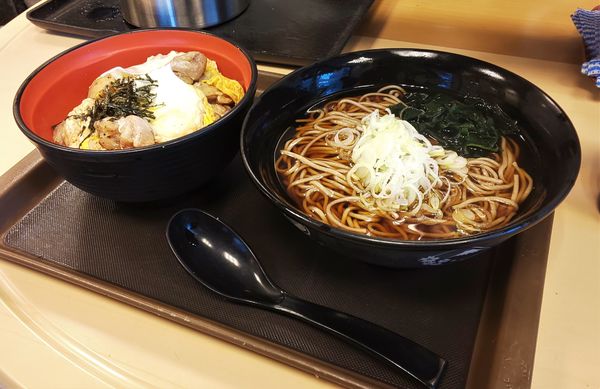「炭火焼親子丼セット（かけそば）」@名代 富士そば お茶の水店の写真