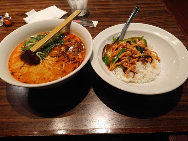 「本日のランチ②(担々麺＋豚肉細切り四川風炒め丼)1,000円」@上海華龍 ヤマダ電機LABI1高崎店の写真