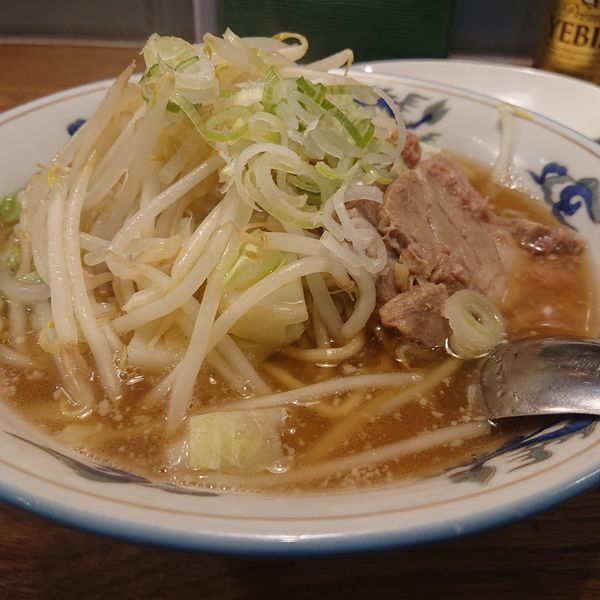 「ポークヌードル大盛850円肉味噌もやし300円エビス450円」@松波ラーメン店の写真