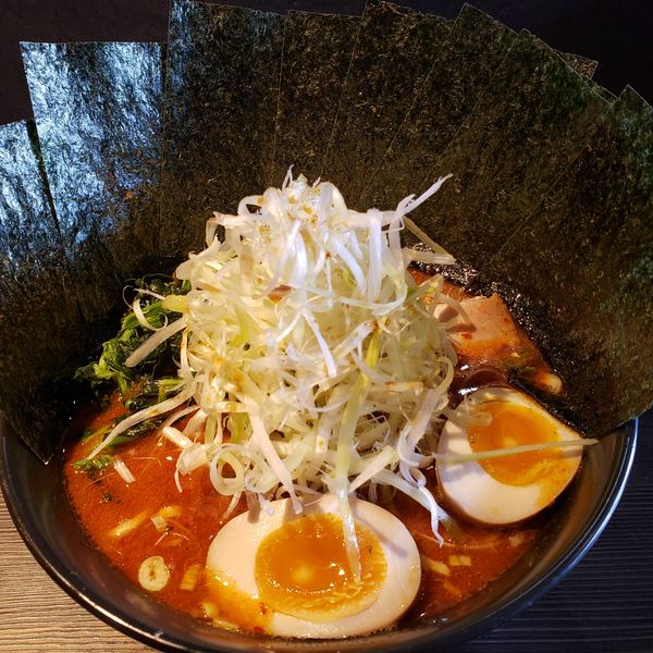 「美辛ラーメン2辛、萩原家トッピング」@ラーメン 萩原家 藤沢店の写真