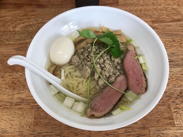 「合鴨の肉出汁塩拉麺+味玉850+100=950円」@麺屋 心羽の写真