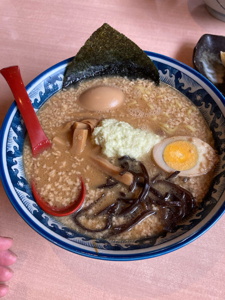 「こてっぱにんにくラーメン＋煮卵」@らー麺屋 めん丸 八街店の写真