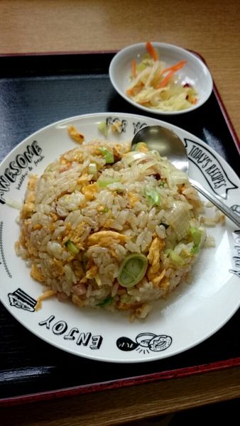 「半チャーハン（ラーメンとセットで７５０円）」@中華料理 鮫龍 居酒屋の写真