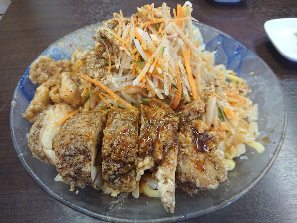 「【限定】冷やし担々麺with油淋鶏～(中盛)880円 他」@中華蕎麦 丸め 東久留米店の写真