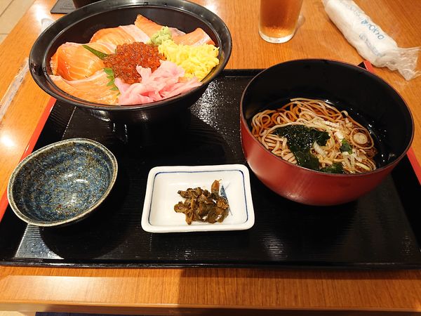 「サーモン親子丼＋麺セット(冷たいそば)1,100円」@海鮮茶屋 一鮮の写真