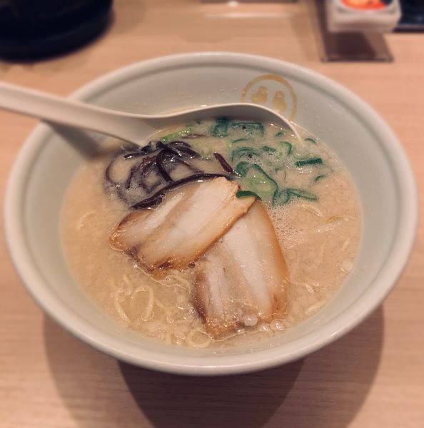 「豚骨 白（固め￥690）」@TOKYO 豚骨 BASE MADE by 博多一風堂 ecute品川サウス店の写真