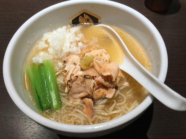 「【期間限定】冷やしサーモンらーめん(¥880)」@真鯛らーめん 麺魚 神保町店の写真