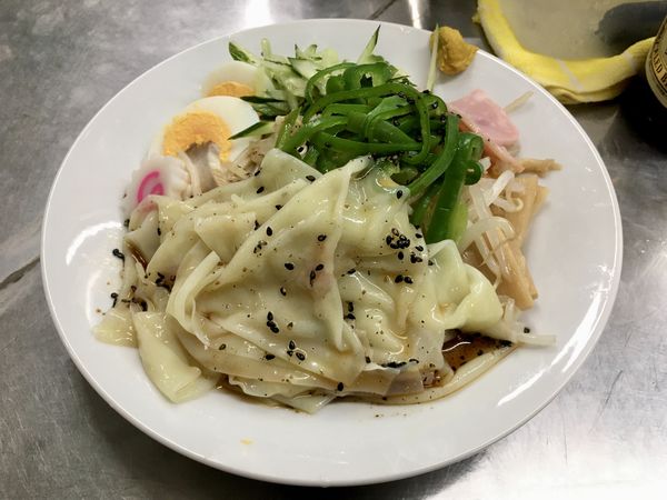 「サッポロラガービール赤星 ＋チャシュー皿→冷し五目＋ワンタン」@中華そば みたかの写真