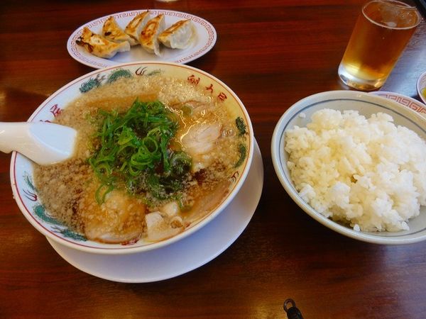 「醤油ラーメン背脂多め+餃子ＳＥＴ+大瓶ビール」@魁力屋 越谷店の写真