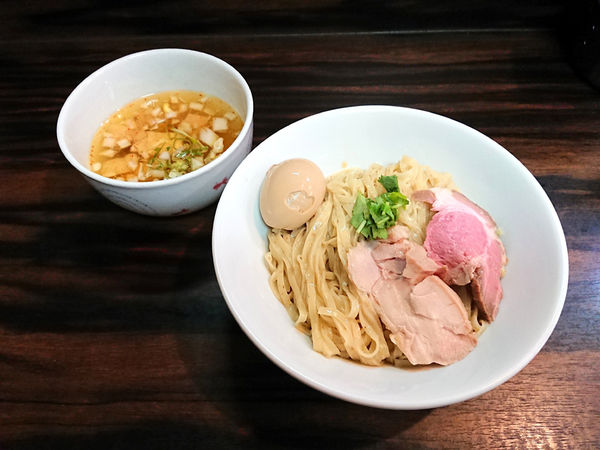 「山水地鶏のつけ中華そば+鯵煮干しの味玉」@中華そば 梟の写真