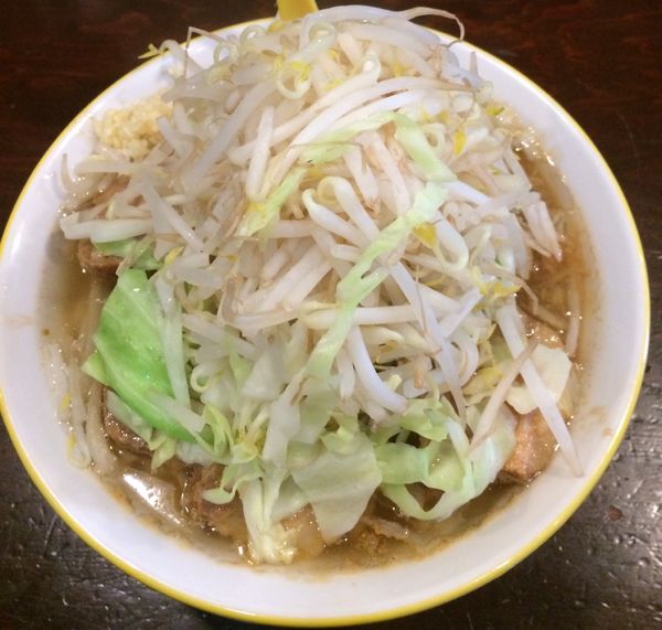 「中 豚4枚」@ラーメン イエロー 新宿御苑前店の写真